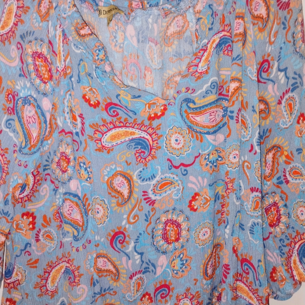 🌹Paisley V-Neck Blouse in Light Blue PTP 20"